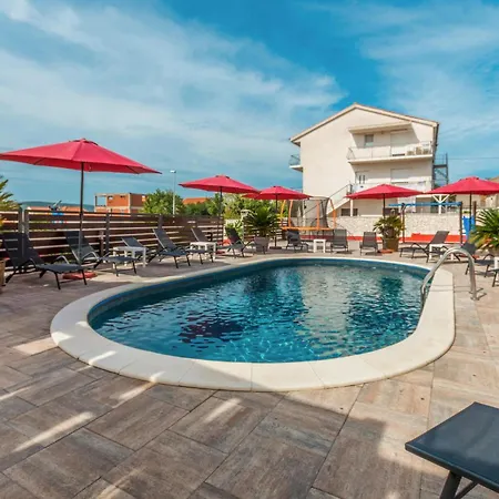 Сasa de vacaciones In With Jacuzzi *