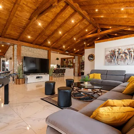 In With Jacuzzi Turanj