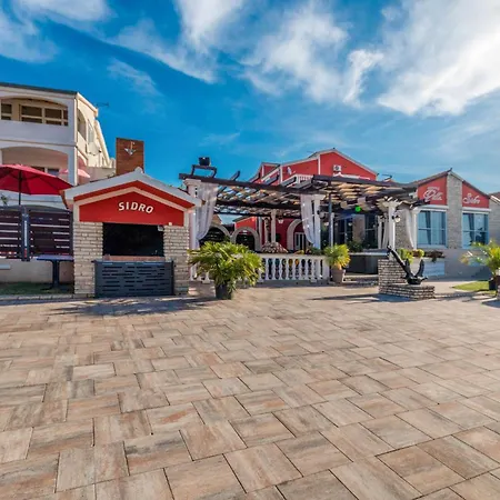 In With Jacuzzi Дом отдыха