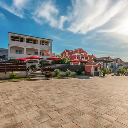 Vikendica In With Jacuzzi Turanj