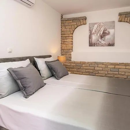 Vikendica In With Jacuzzi Turanj