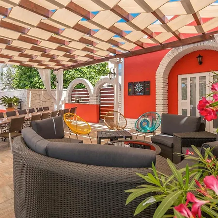 In With Jacuzzi Prázdninový dům Turanj