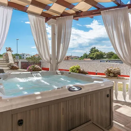 Vikendica In With Jacuzzi *