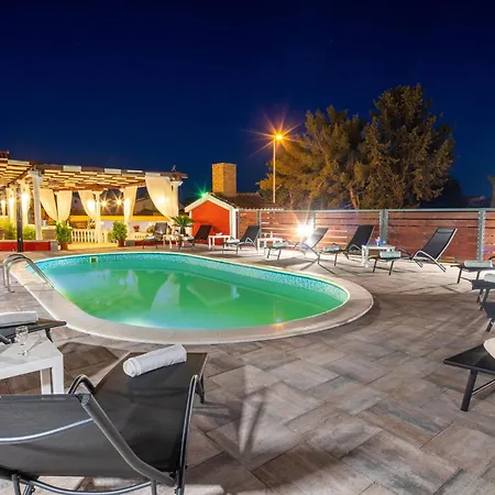 In With Jacuzzi Prázdninový dům Turanj