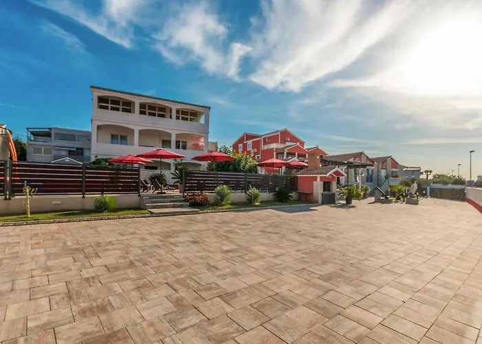 Сasa de vacaciones In With Jacuzzi Turanj
