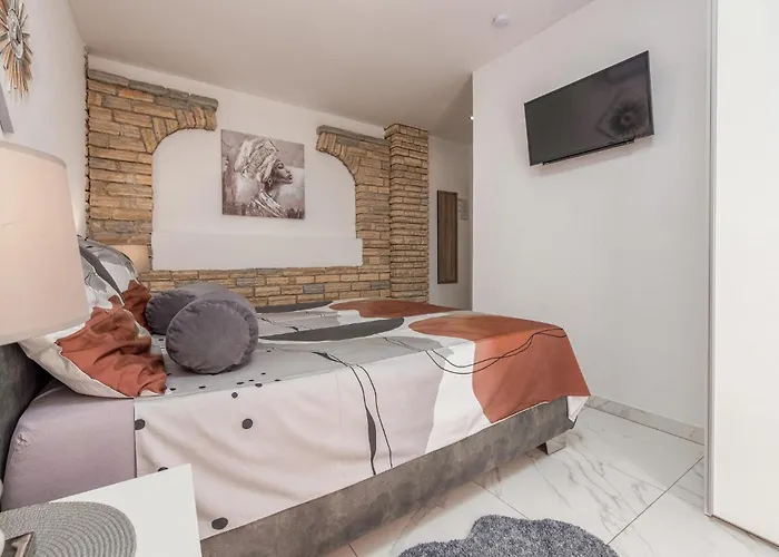 In With Jacuzzi Turanj