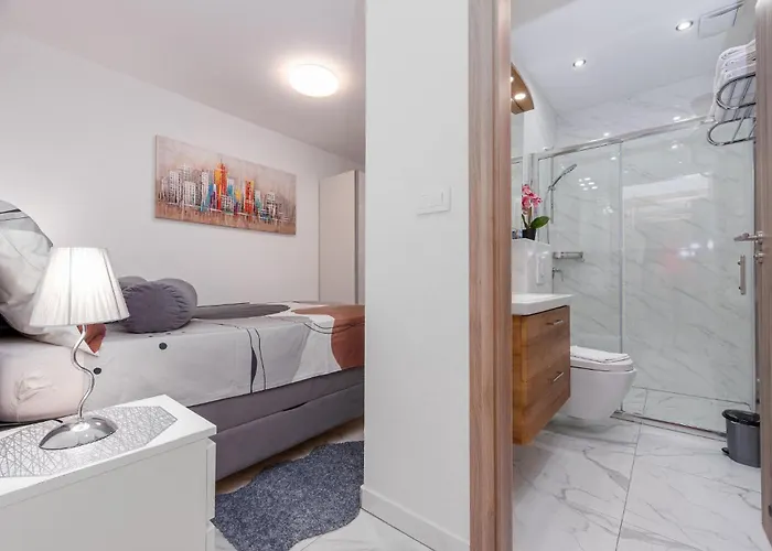 Сasa de vacaciones In With Jacuzzi Turanj